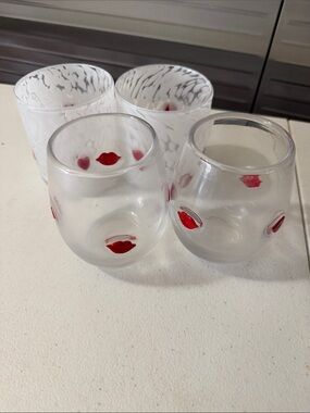 Set of 2 never used heart icon glasses and 2 lips stemless wine Icon glasses